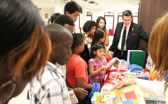 Ivan Arjona Pelado - Donating school material / Entregando material escolar a necesitados